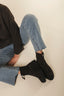 Botines planos de mujer ante marrón