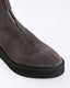 Botines planos de mujer ante gris