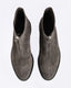 Botines planos de mujer ante gris